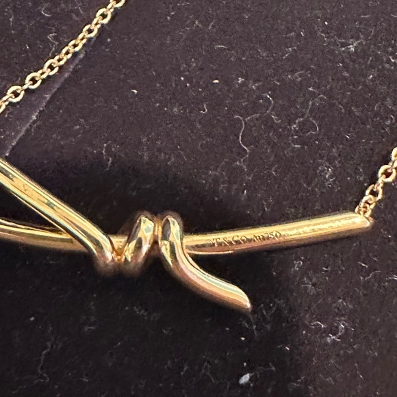 Genuine Tiffany knot necklace in gold - Picture 2 of 6